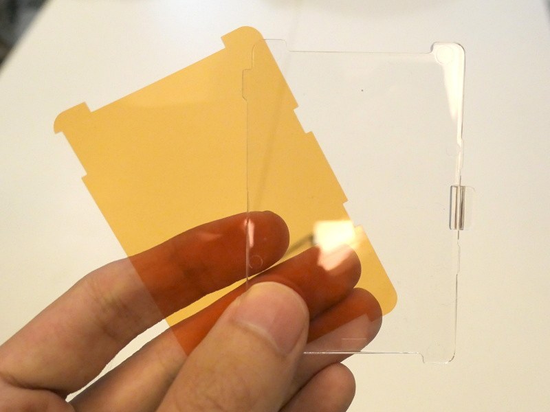 フィルターホルダーとアンバーフィルターが付属。ニッシン初という。