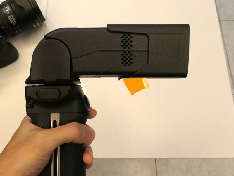 ワイドパネル装着で16mm相当の画角にも対応する。