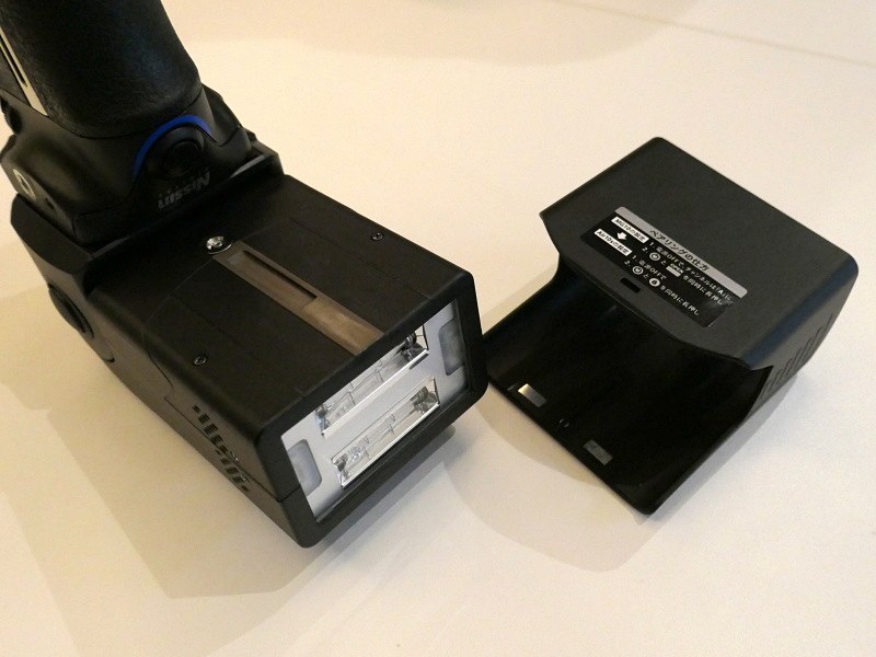 ワイドパネル装着で16mm相当の画角にも対応する。