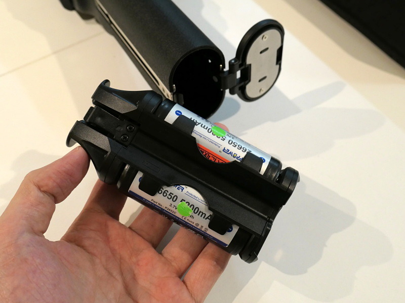 マガジンにセットした26650型リチウムイオン充電池。マガジンには温度センサーが装備されている。温度変化を検知できない可能性があるため、26650以外の電池をアダプター経由で使うことは非推奨。あくまで保護回路付きの26650を使用するよう強調していた。