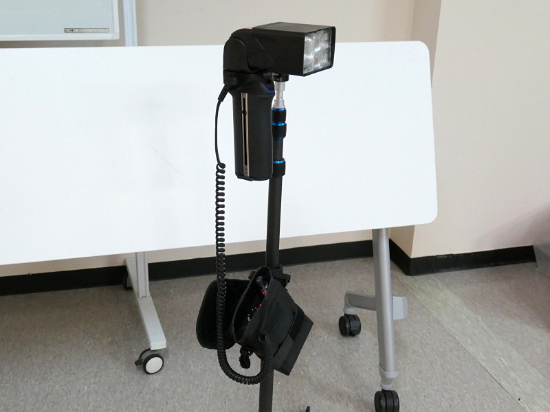 外部電源（パワーパックPS8）を繋いでスタンドにセットしたところ。