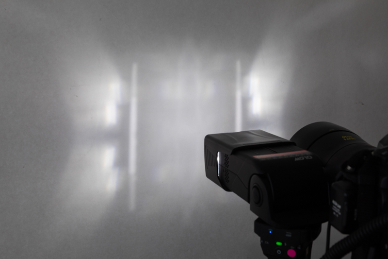 ズームカバーを先端まで伸ばして、光が横に漏れている状態。