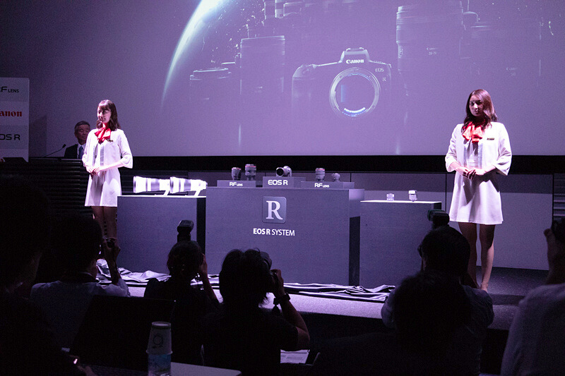 業界の注目を集める中、EOS Rシステムがお披露目された。