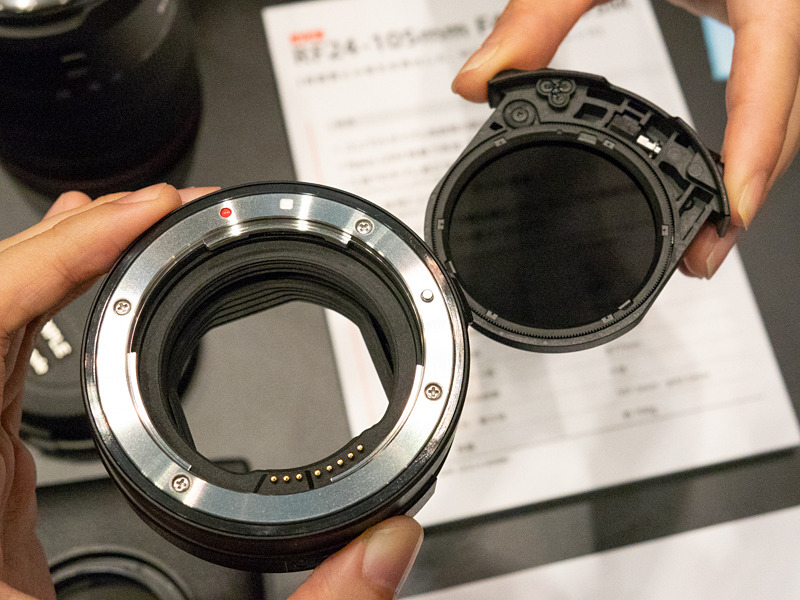 回転機構が備わる。発売時はPLと可変NDを用意。