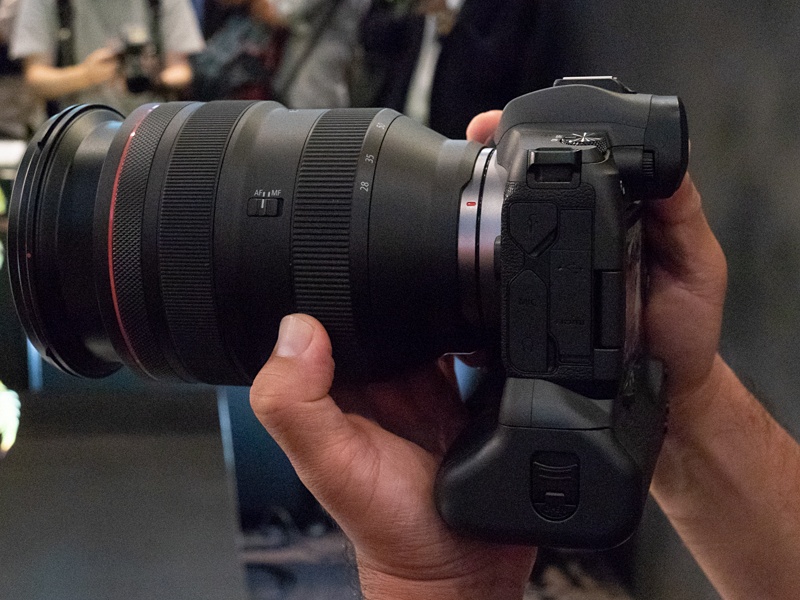 バッテリーグリップ装着例。