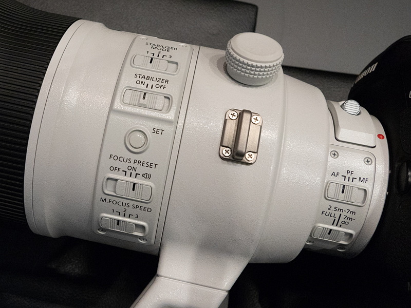 指を掛けているリング（従来の再生リング）を左に回すか右に回すかで、合計2点のフォーカスプリセットを記憶できる。