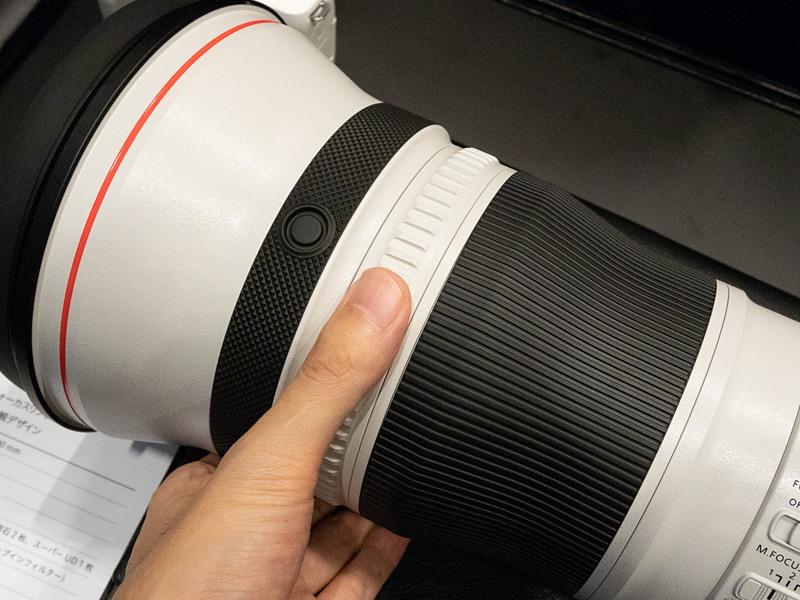 指を掛けているリング（従来の再生リング）を左に回すか右に回すかで、合計2点のフォーカスプリセットを記憶できる。