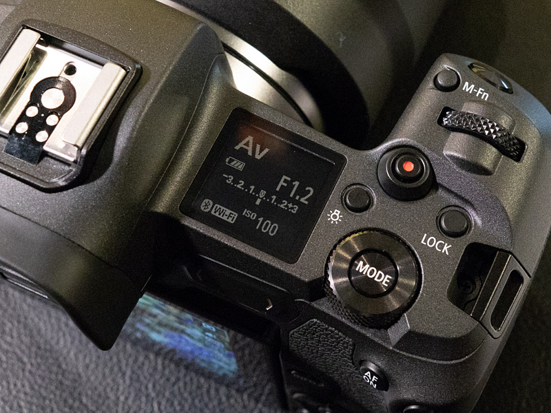 EOS Rの上面右手側には、小さな表示パネルが備わる。