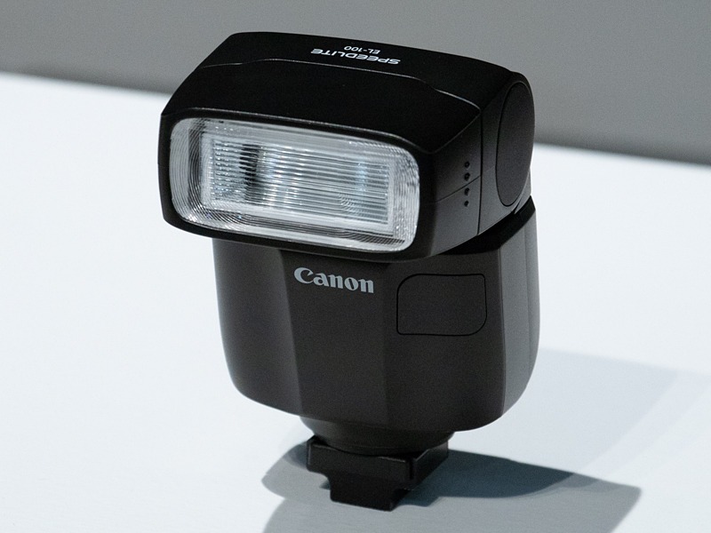 EOS Rでも使える小型ストロボ「EL-100」。左右バウンスも可能になった。