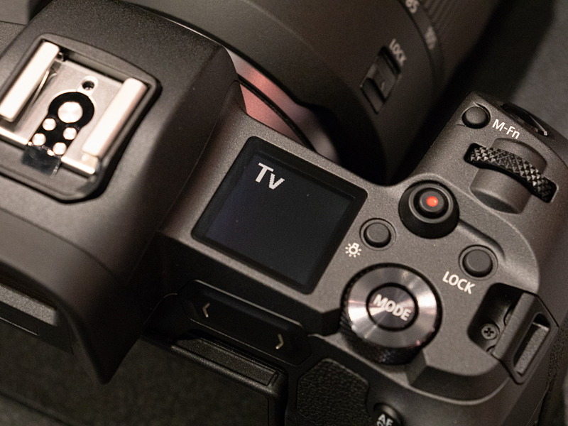 電源オフの状態。シャッター速度優先AEを示す。モードダイヤルのように、電源投入前から撮影モードを把握できるようにとの配慮。