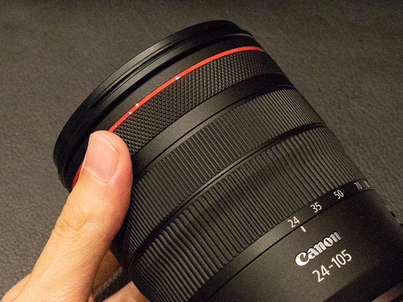 先端の赤ハチマキ側から、コントロールリング、フォーカスリング、ズームリング。写真はRF24-105mm F4 L IS USM。