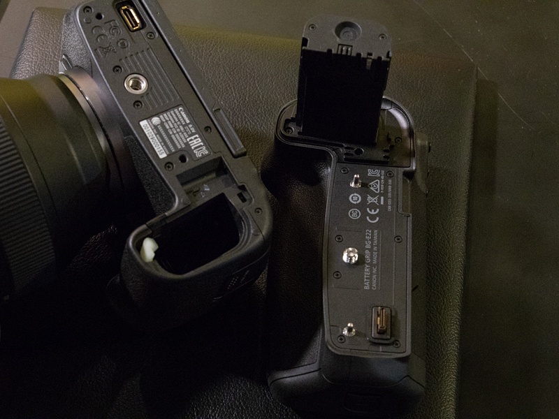 バッテリー室に差し込むタイプ。バッテリー2本で使える。