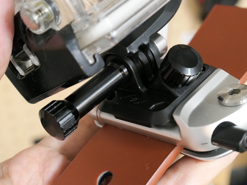 左がGoProマウントの角度調整ネジ。右がプレートのガタを抑えるツイストロック。