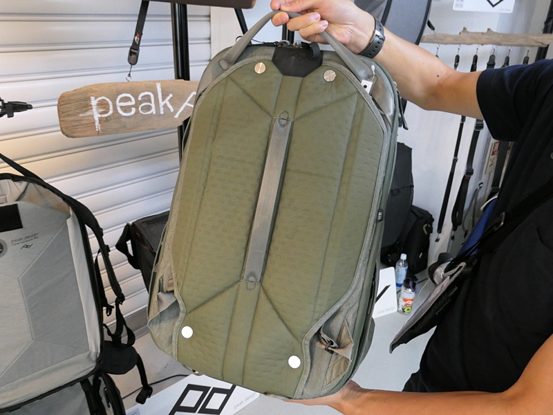 背面。ダッフルバッグのように持てるハンドルが備わる。