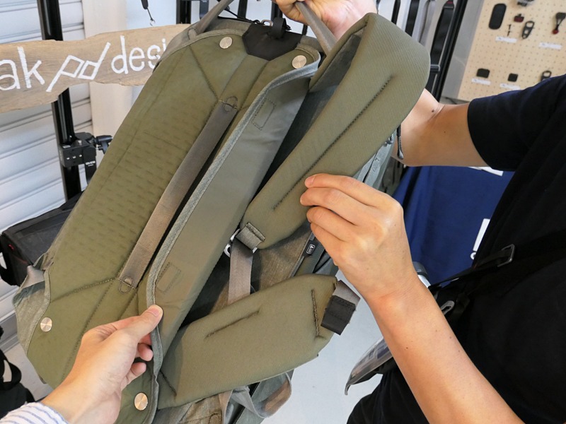 マグネットフラップの中にショルダーベルトとウエストベルトが収納されている。