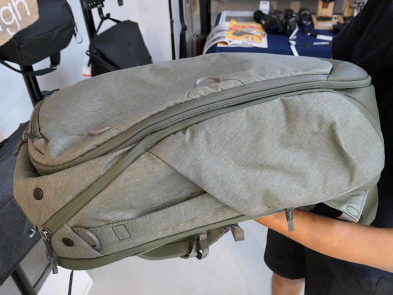 側面。サイドアクセス、手提げハンドル、三脚やドリンクボトルが入るポケットを両サイドに装備。