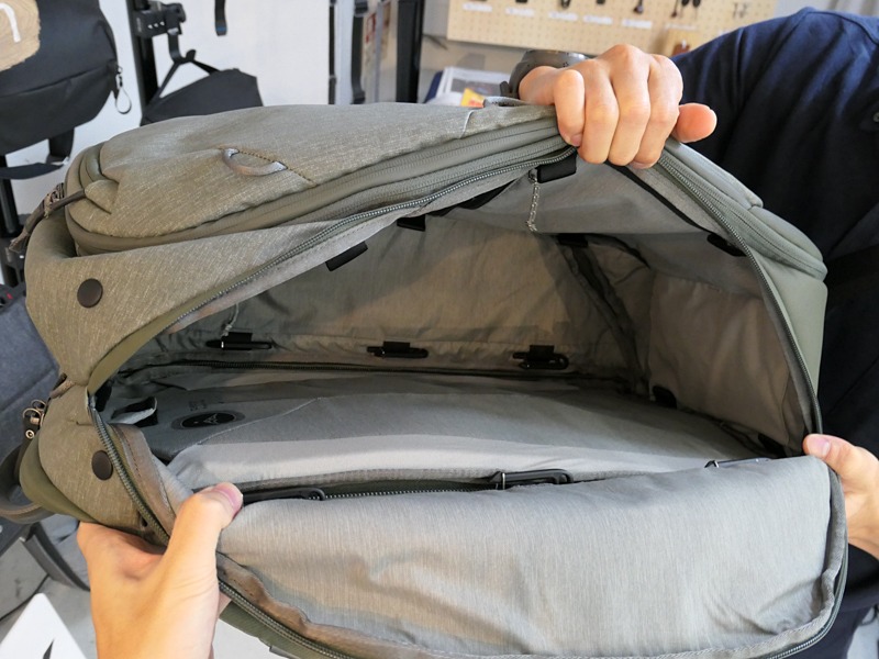 開けたところ。内部が空の状態。