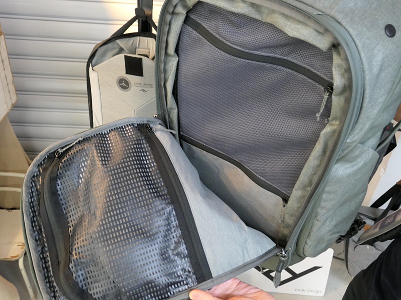 フロントポケットを開けたところ。右側の仕切りをジッパーで開いて底部に収納すると、大きな1気室のバックパックになる。