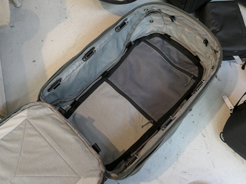 背中側を開いたところ。ここに「カメラキューブ」や「パッキングキューブ」をセットしていく。