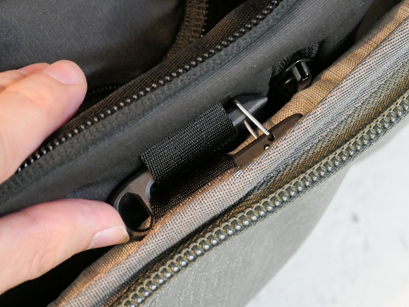 カメラキューブは中で動かないようにクリップで固定する。パッキングキューブは入れるだけ。