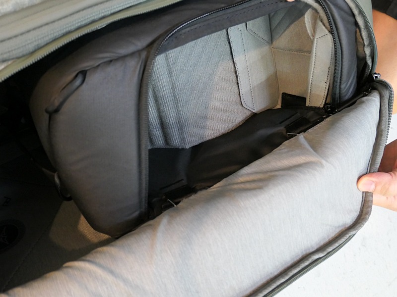 カメラキューブ（ミディアム）をセットした状態。サイドアクセス式のカメラバッグのような使い勝手になる。