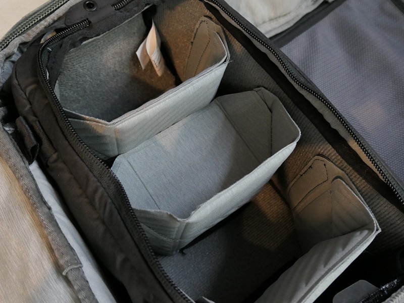 Peak Designといえばお馴染みの、折り紙のような仕切り板を採用している。