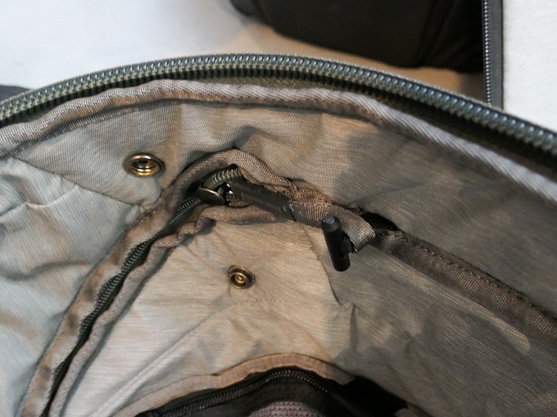 こちらはジッパープルをバッグ内部に引っかけて隠してしまう仕組み。