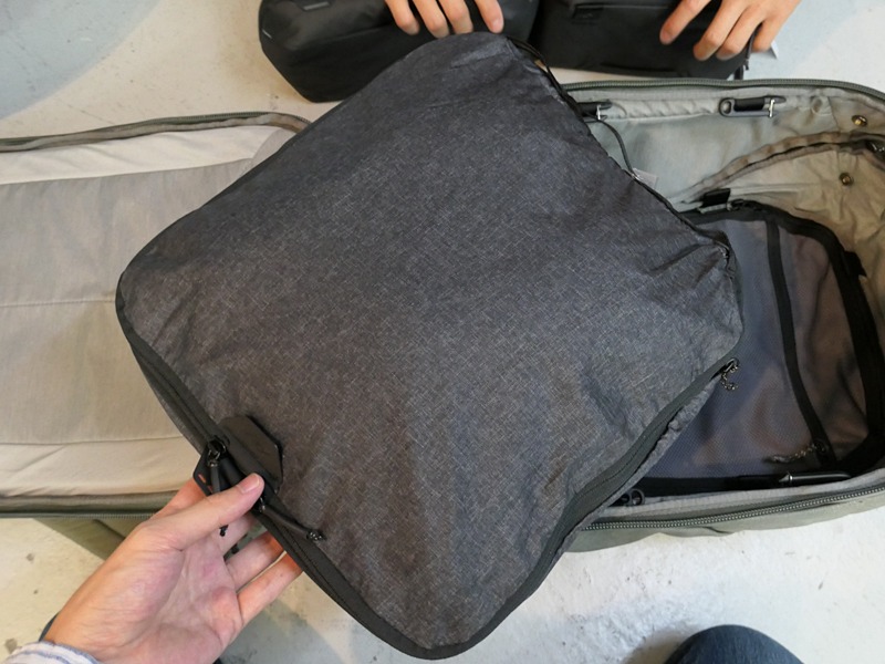 パッキングキューブ（ミディアム）。着替えを入れるためのアイテムで、サイドジッパーにより容量の拡張も可能。