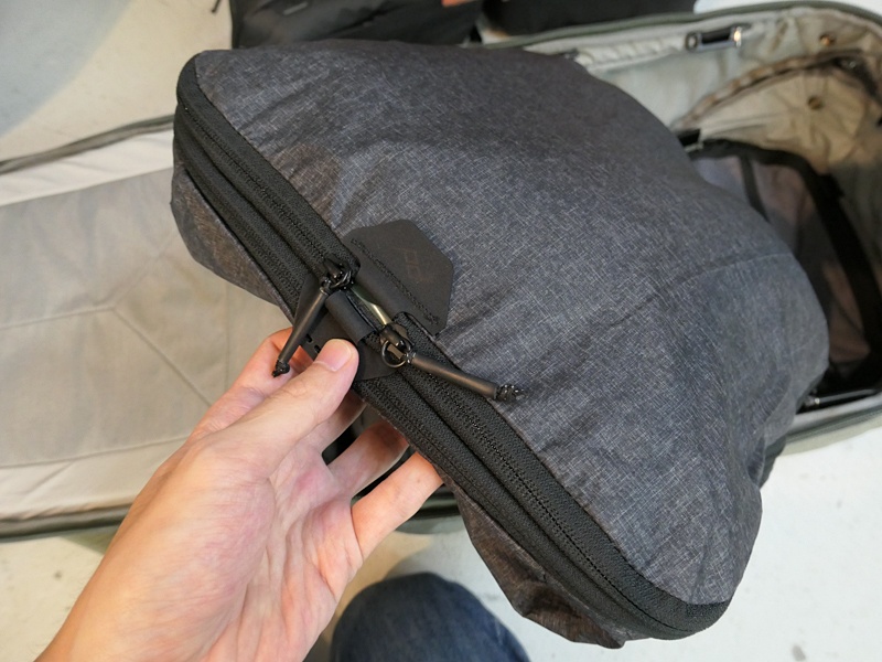 ジッパーは両手でタブを掴んで、一気に開ける。