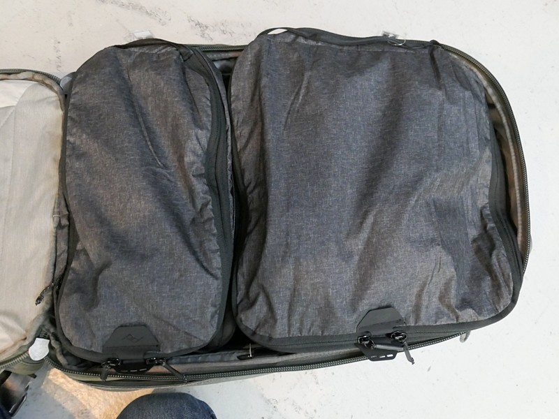 左がパッキングキューブ（スモール）、右がパッキングキューブ（ミディアム）。