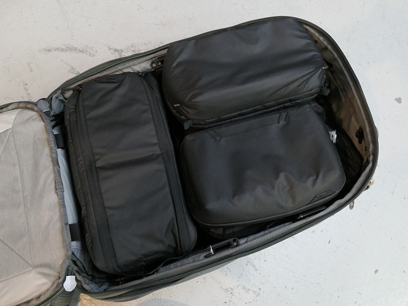 バッグ底部にカメラキューブ（スモール）、上部にパッキングキューブ（ミディアム）を入れ、そこにウォッシュポーチ、テックポーチを重ねたセッティング例。