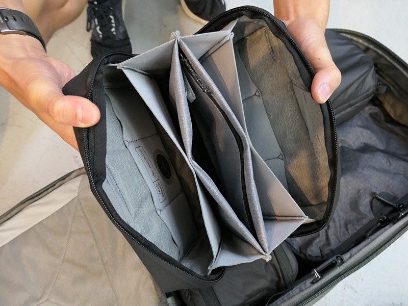 テックポーチ。ケーブル類、ストレージなど、デジタル機器周りのアイテムを収納できる。テーブルの上で開いたまま自立する。