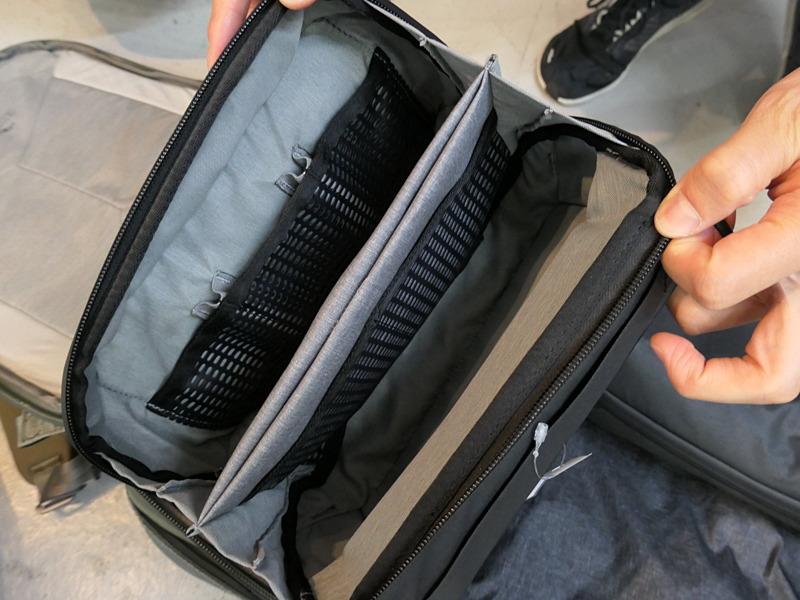 ウォッシュポーチ。洗顔アイテムなどを入れる。中央はマグネット式開口部になっていて、歯ブラシの収納用。