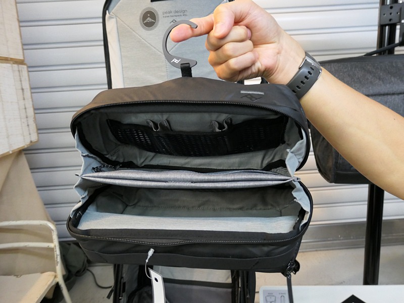 こちらは開いたまま自立するだけでなく、フックも備わる。