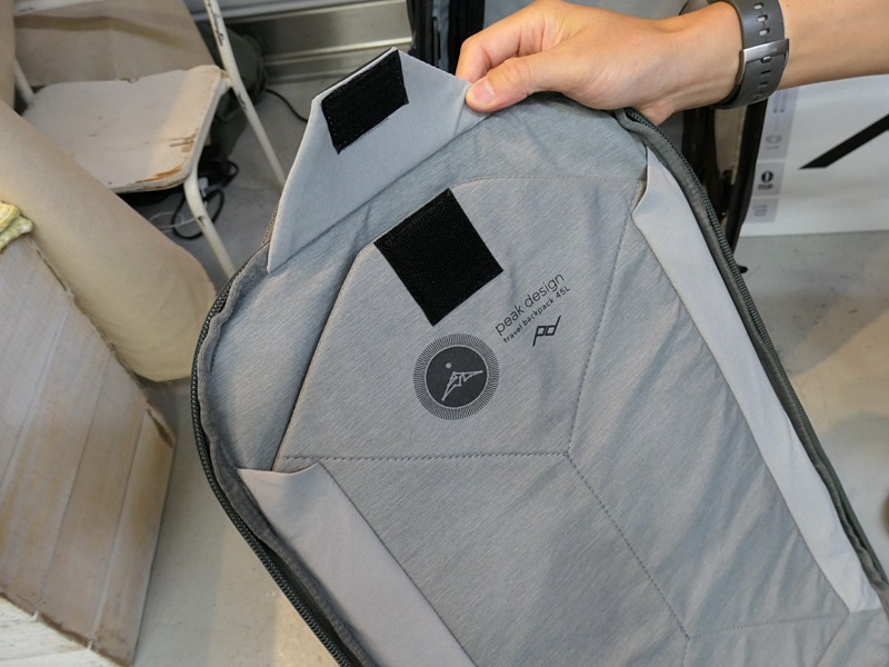 15型まで対応というPC収納部。左右がストレッチ素材になっており、厚さのある機種も想定。