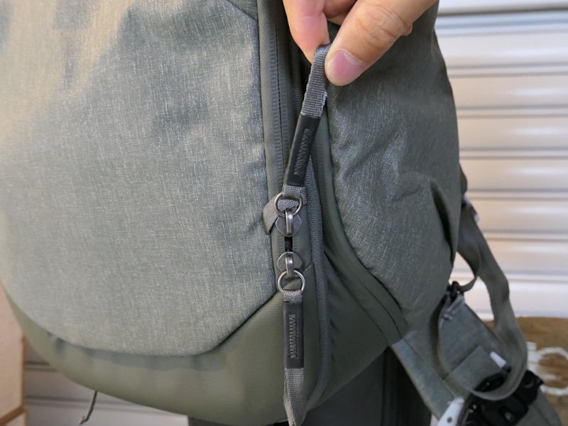 スリ対策の一例。ジッパー端部のループにジッパープルを通しておくと、力尽くで開けにくくなる。