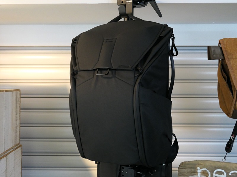 エブリデイバックパック30Lに加わったばかりの新色ブラック。