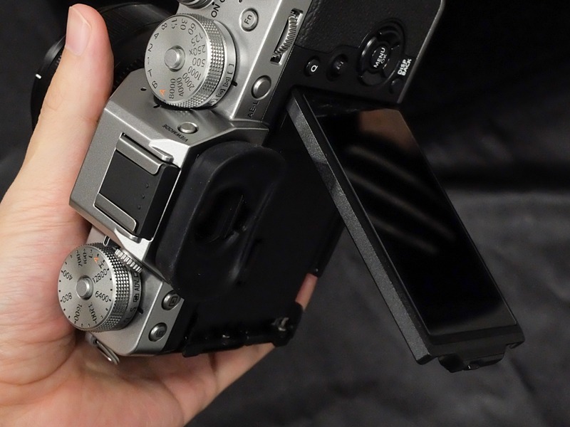 ロック解除スイッチの形状が変わり、3方向チルトの横開きがやりやすくなった。