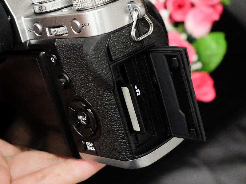 記録メディアスロットはSDデュアル。