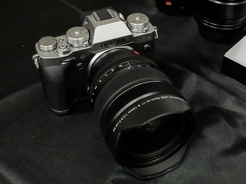 X-T3シルバーに装着したところ。