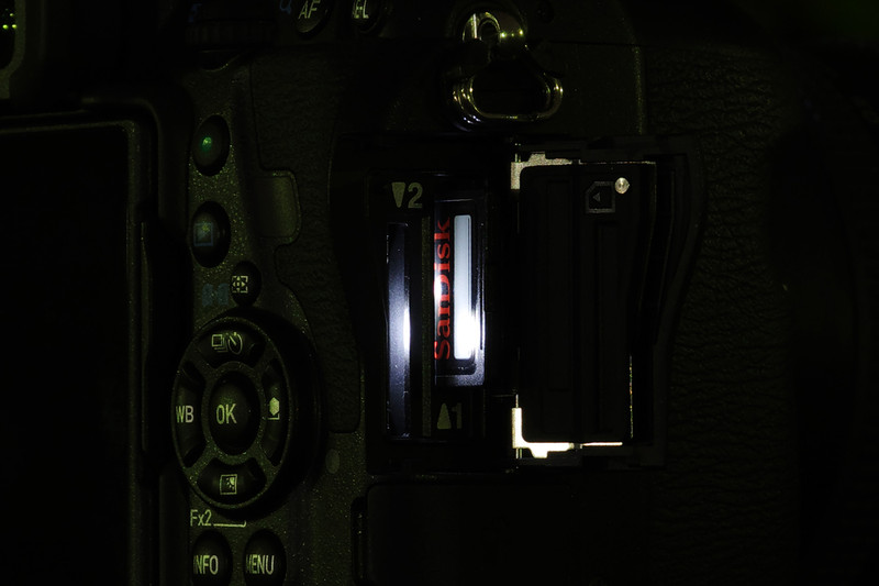 レンズ交換やSDカードの交換などの際に便利な操作部アシストライト