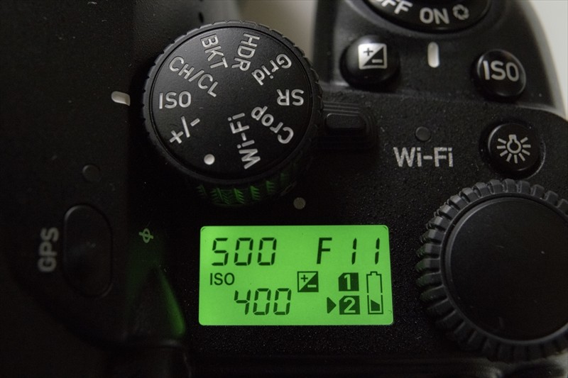 機能ダイヤル（写真左上）で選択した機能の設定を、設定ダイヤル（写真右下）を回して変更できる。