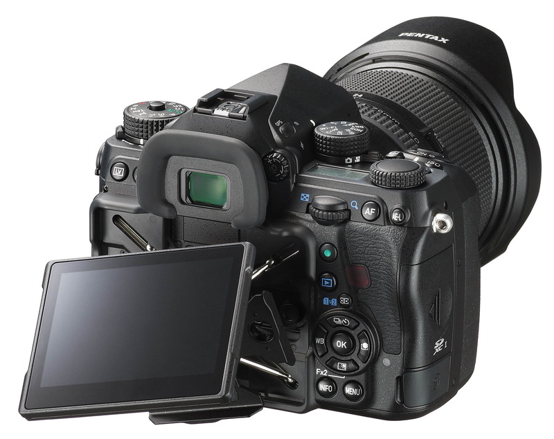 「光軸から離れない」かつ「上下左右、どの方向にも向けられる」液晶モニターを実現。ローアングル撮影時などには、上方向約90度までチルトすることも可能だ。