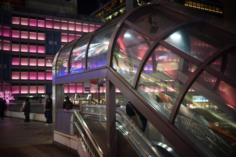 撮影者名：大五郎さん<br>ピンクに彩られた京王百貨店。撮るときは意識していませんでしたが、エレベーターのガラス屋根に生じた反射が綺麗です。メリークリスマス俺！