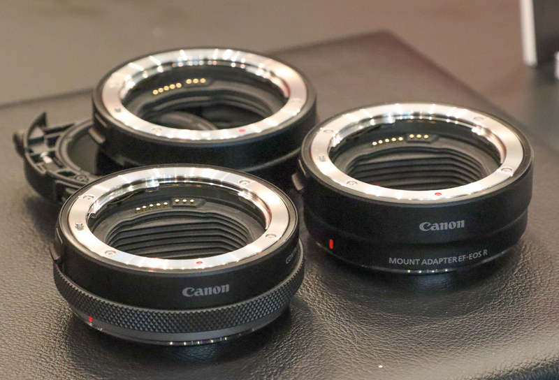 マウントアダプター（手前右）、コントロールリング マウントアダプター（手前左）、ドロップインフィルター マウントアダプター（ドロップイン 可変式NDフィルター A付、奥）。