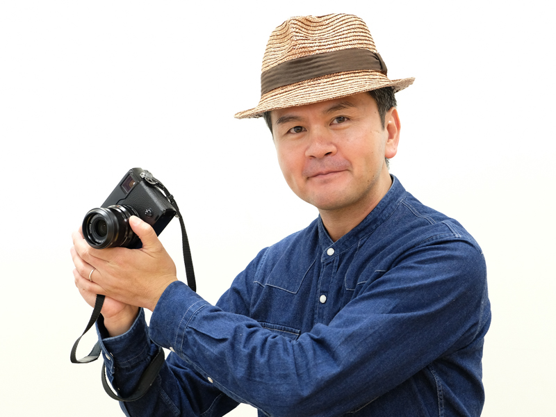 2本のXF23mm（35mm判換算35mm相当）をお使いの写真家・稲垣徳文さん。
