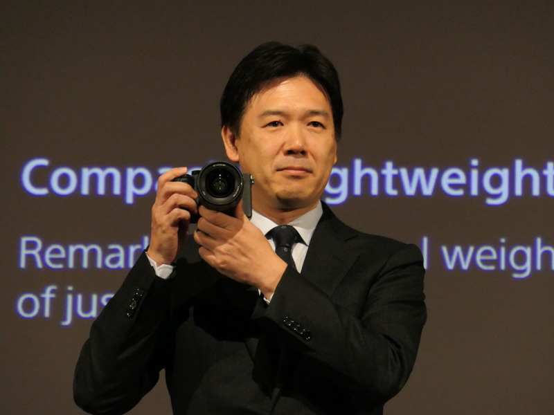 30本目となるFEレンズ「FE 24mm F1.4 GM」を手にする田中氏。