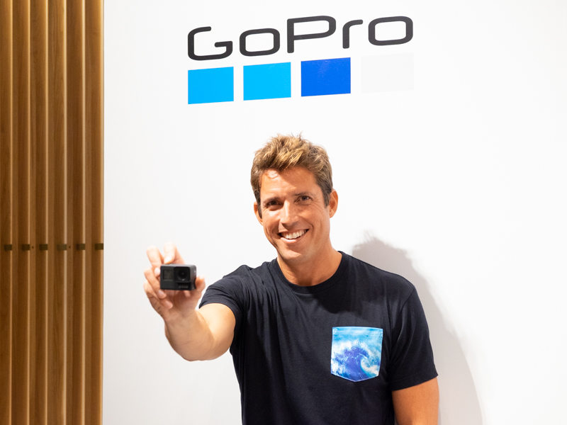 HERO 7 Blakを手にするニック・ウッドマン氏