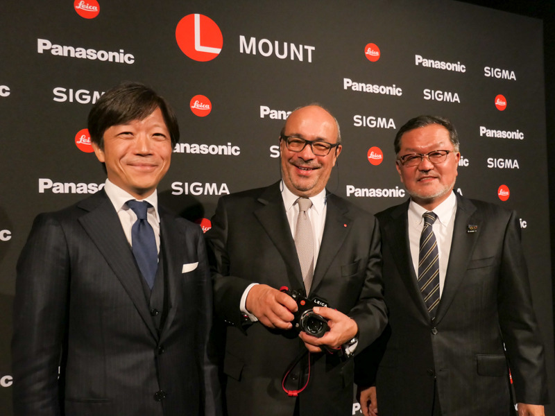 左からシグマの山木和人氏、ライカカメラAGのアンドレアス・カウフマン氏、パナソニックの北川潤一郎氏。