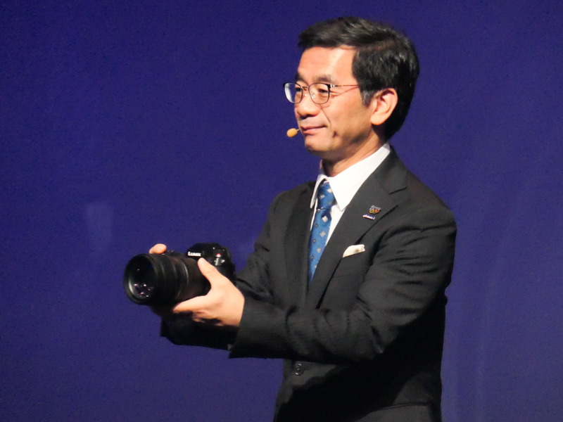 開発発表のフルサイズミラーレスカメラを手にするパナソニック山根洋介氏。